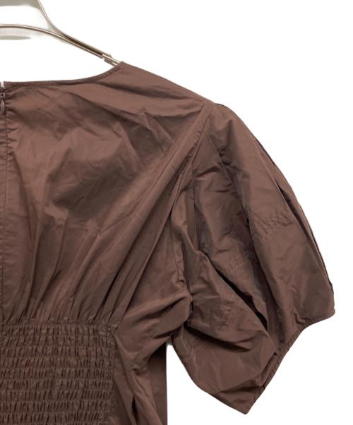 ELENDEEK（エレンディーク）ELENDEEK (エレンディーク) フォルムスリーブウエストタックワンピース ブラウン サイズ:02の古着・服飾アイテム