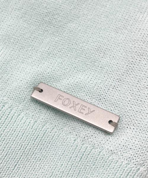 FOXEY NEWYORK（フォクシーニューヨーク）FOXEY NEWYORK (フォクシーニューヨーク) ロゴプレートVネックカーディガン ブルー サイズ:Mの古着・服飾アイテム