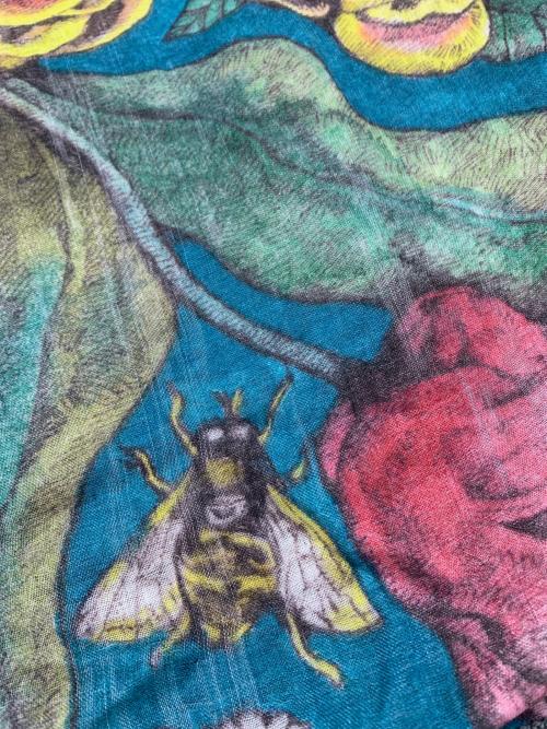 Yuko Higuchi（ユウコ ヒグチ）Yuko Higuchi (ユウコ ヒグチ) 花と蜂大判ストール ブルーの古着・服飾アイテム