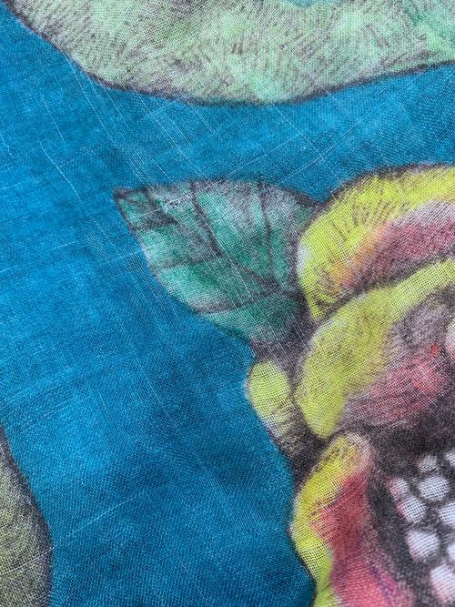 Yuko Higuchi（ユウコ ヒグチ）Yuko Higuchi (ユウコ ヒグチ) 花と蜂大判ストール ブルーの古着・服飾アイテム