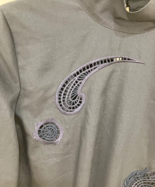 Mame Kurogouchi（マメクロゴウチ）Mame Kurogouchi (マメクロゴウチ) Floral Embroidery High Neck Blouse ネイビー サイズ:２の古着・服飾アイテム