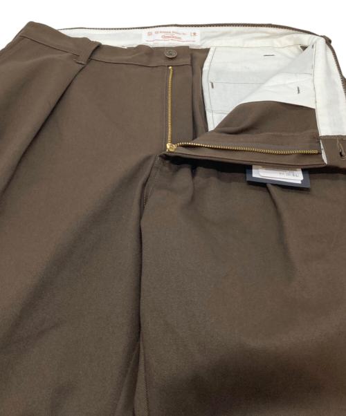 UNIVERSAL OVERALL（ユニバーサルオーバーオール）UNIVERSAL OVERALL (ユニバーサルオーバーオール) JOURNAL STANDARD relume (ジャーナルスタンダード レリューム) 別注 1タック ワイドパンツ 	25年モデル　日本製 ブラウン サイズ:L 未使用品の古着・服飾アイテム