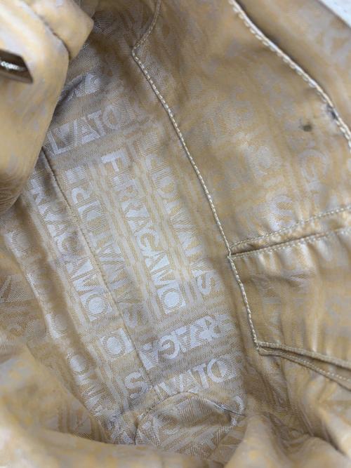 Salvatore Ferragamo（サルヴァトーレ フェラガモ）Salvatore Ferragamo (サルヴァトーレ フェラガモ) ワンショルダーバッグ アイボリーの古着・服飾アイテム