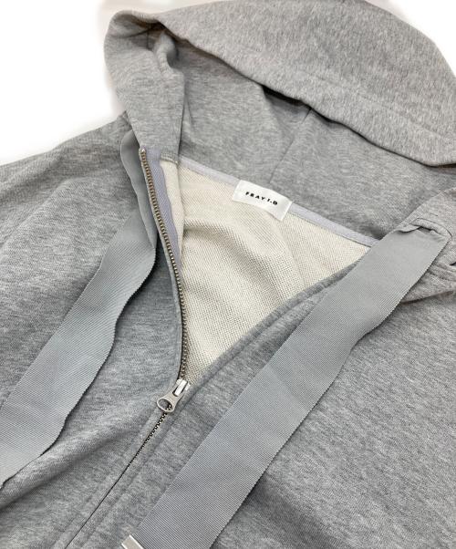 FRAY ID（フレイ アイディー）FRAY ID (フレイ アイディー) コンパクトフルジップパーカー　フーディ　ショート丈 グレー サイズ:FREE 未使用品の古着・服飾アイテム