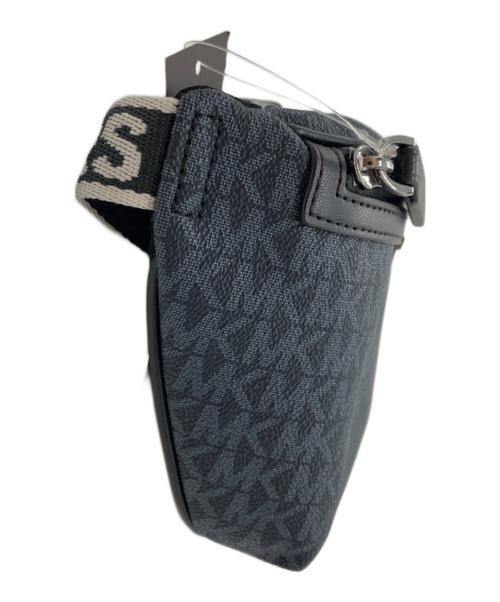 MICHAEL KORS（マイケル・コース）MICHAEL KORS (マイケル・コース) MKシグネチャー ボディバッグ ネイビー 未使用品の古着・服飾アイテム