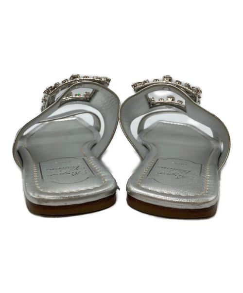 Roger Vivier（ロジェ ヴィヴィエ）Roger Vivier (ロジェ ヴィヴィエ) クリスタルバックル付きメタリックレザーサンダル シルバー サイズ:35の古着・服飾アイテム