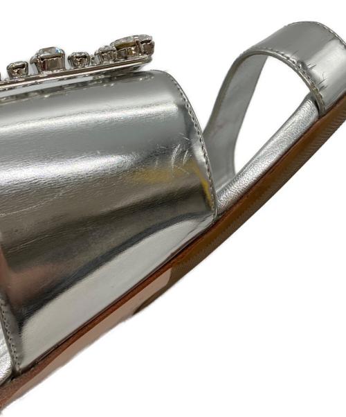 Roger Vivier（ロジェ ヴィヴィエ）Roger Vivier (ロジェ ヴィヴィエ) クリスタルバックル付きメタリックレザーサンダル シルバー サイズ:35の古着・服飾アイテム