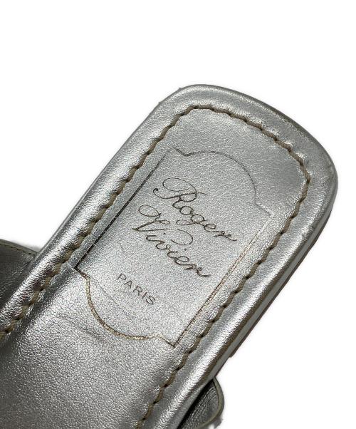 Roger Vivier（ロジェ ヴィヴィエ）Roger Vivier (ロジェ ヴィヴィエ) クリスタルバックル付きメタリックレザーサンダル シルバー サイズ:35の古着・服飾アイテム