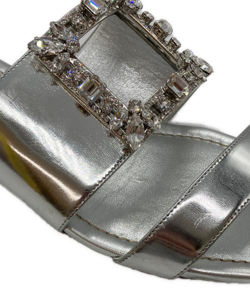 Roger Vivier（ロジェ ヴィヴィエ）Roger Vivier (ロジェ ヴィヴィエ) クリスタルバックル付きメタリックレザーサンダル シルバー サイズ:35の古着・服飾アイテム
