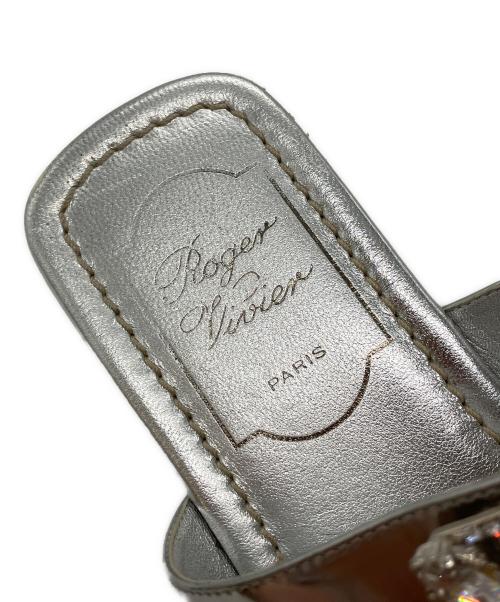 Roger Vivier（ロジェ ヴィヴィエ）Roger Vivier (ロジェ ヴィヴィエ) クリスタルバックル付きメタリックレザーサンダル シルバー サイズ:35の古着・服飾アイテム