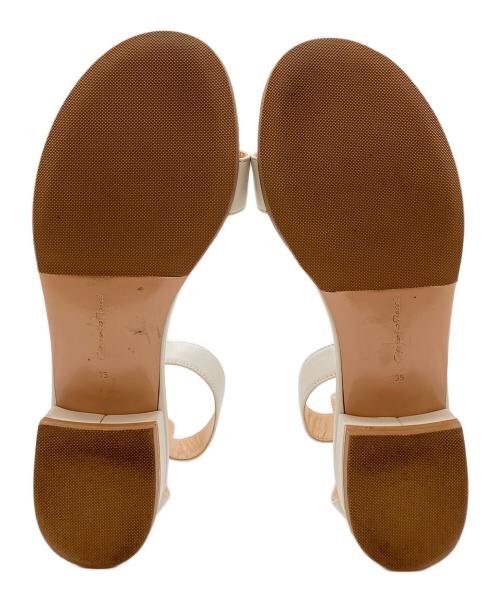 Gianvito Rossi（ジャンヴィト ロッシ）Gianvito Rossi (ジャンヴィト ロッシ) フラットサンダル ホワイト サイズ:35の古着・服飾アイテム