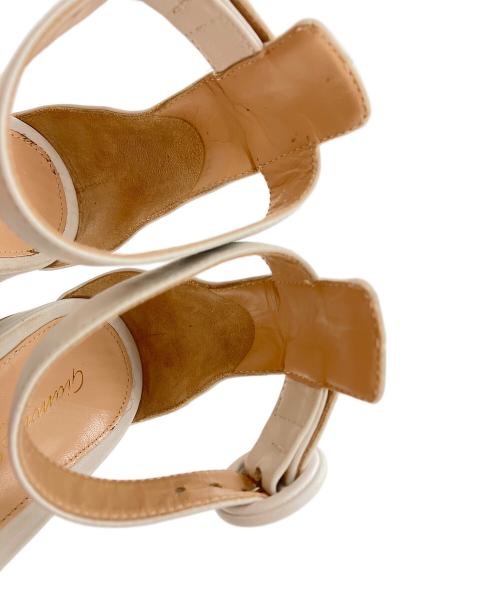 Gianvito Rossi（ジャンヴィト ロッシ）Gianvito Rossi (ジャンヴィト ロッシ) フラットサンダル ホワイト サイズ:35の古着・服飾アイテム