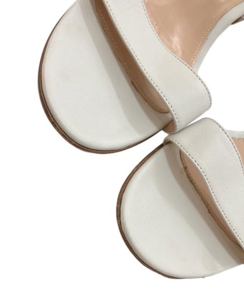 Gianvito Rossi（ジャンヴィト ロッシ）Gianvito Rossi (ジャンヴィト ロッシ) フラットサンダル ホワイト サイズ:35の古着・服飾アイテム