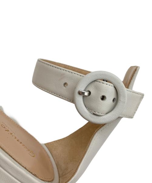 Gianvito Rossi（ジャンヴィト ロッシ）Gianvito Rossi (ジャンヴィト ロッシ) フラットサンダル ホワイト サイズ:35の古着・服飾アイテム