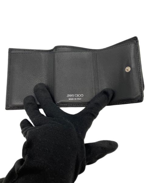 JIMMY CHOO（ジミーチュウ）JIMMY CHOO (ジミーチュウ) スターエンボス コンパクトウォレット ブラックの古着・服飾アイテム