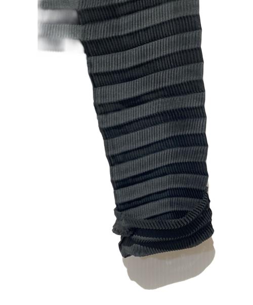 ISSEY MIYAKE（イッセイミヤケ）ISSEY MIYAKE (イッセイミヤケ) プリーツ レイヤー カーディガン ブラック×グレー サイズ:2の古着・服飾アイテム