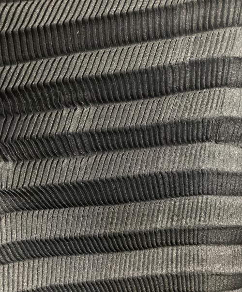 ISSEY MIYAKE（イッセイミヤケ）ISSEY MIYAKE (イッセイミヤケ) プリーツ レイヤー カーディガン ブラック×グレー サイズ:2の古着・服飾アイテム