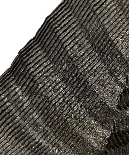 ISSEY MIYAKE（イッセイミヤケ）ISSEY MIYAKE (イッセイミヤケ) プリーツ レイヤー カーディガン ブラック×グレー サイズ:2の古着・服飾アイテム