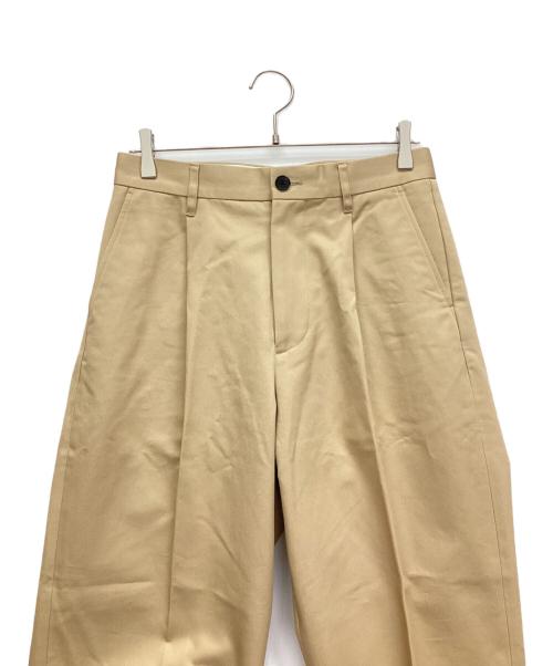 UNIVERSAL PRODUCTS.（ユニバーサルプロダクツ）UNIVERSAL PRODUCTS. (ユニバーサルプロダクツ) COTTON 1TUCK TROUSERS ベージュ サイズ:2の古着・服飾アイテム