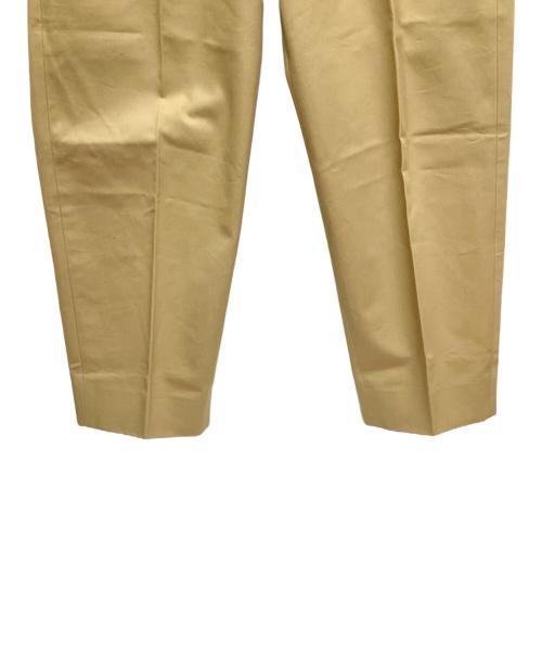 UNIVERSAL PRODUCTS.（ユニバーサルプロダクツ）UNIVERSAL PRODUCTS. (ユニバーサルプロダクツ) COTTON 1TUCK TROUSERS ベージュ サイズ:2の古着・服飾アイテム
