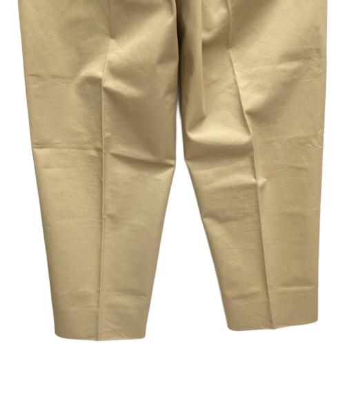 UNIVERSAL PRODUCTS.（ユニバーサルプロダクツ）UNIVERSAL PRODUCTS. (ユニバーサルプロダクツ) COTTON 1TUCK TROUSERS ベージュ サイズ:2の古着・服飾アイテム