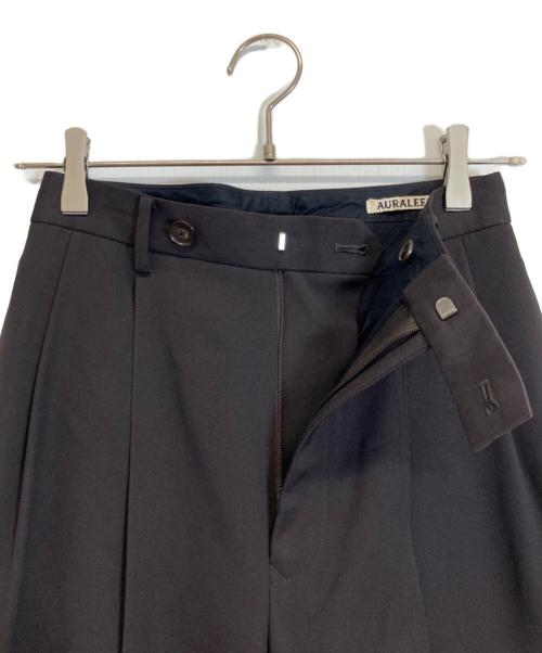AURALEE（オーラリー）AURALEE (オーラリー) LIGHT WOOL MAX GABARDINE SLACKS ブラウンの古着・服飾アイテム