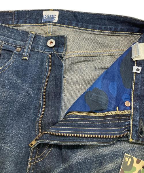 A BATHING APE（ア ベイシング エイプ）A BATHING APE (ア ベイシング エイプ) バック刺繍デニムパンツ インディゴ サイズ:Sの古着・服飾アイテム