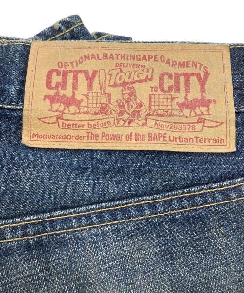A BATHING APE（ア ベイシング エイプ）A BATHING APE (ア ベイシング エイプ) バック刺繍デニムパンツ インディゴ サイズ:Sの古着・服飾アイテム