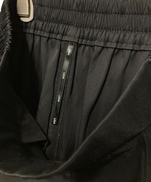 YORI（ヨリ）YORI (ヨリ) サテンセンタープレスワイドパンツ ブラック サイズ:34の古着・服飾アイテム