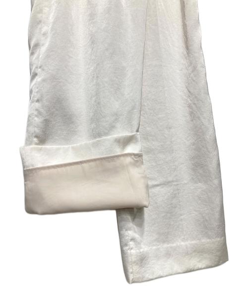 YORI（ヨリ）YORI (ヨリ) サテンセンタープレスワイドパンツ ホワイト サイズ:34の古着・服飾アイテム