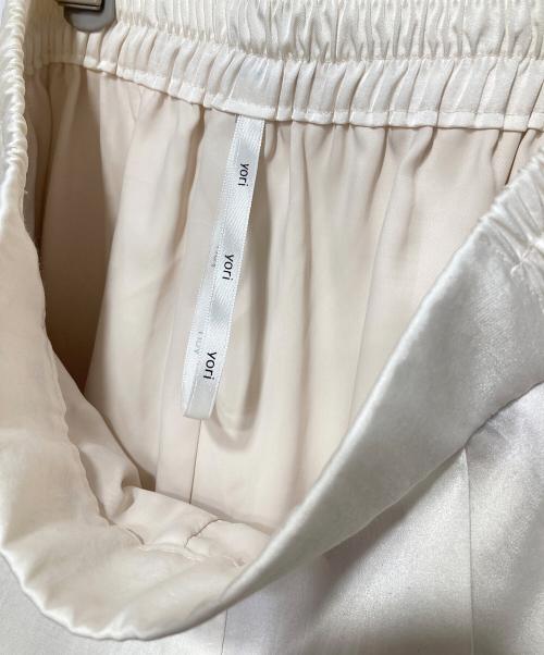 YORI（ヨリ）YORI (ヨリ) サテンセンタープレスワイドパンツ ホワイト サイズ:34の古着・服飾アイテム