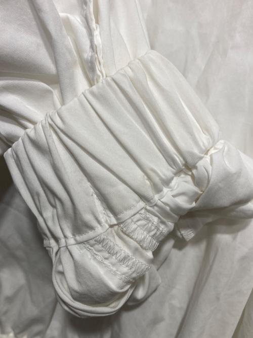 YORI（ヨリ）yori (ヨリ) フリルスリーブブラウス ホワイト サイズ:36の古着・服飾アイテム