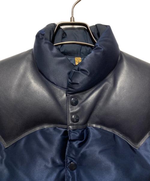 RockyMountainFeatherBed（ロッキーマウンテンフェザーベッド）RockyMountainFeatherBed (ロッキーマウンテンフェザーベッド) PORTER (ポーター) BEAMS (ビームス) ヨークレザーダウンベスト ネイビー サイズ:40の古着・服飾アイテム