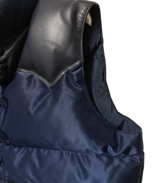 RockyMountainFeatherBed（ロッキーマウンテンフェザーベッド）RockyMountainFeatherBed (ロッキーマウンテンフェザーベッド) PORTER (ポーター) BEAMS (ビームス) ヨークレザーダウンベスト ネイビー サイズ:40の古着・服飾アイテム