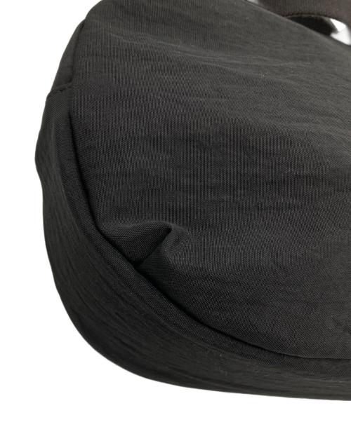 NIZYU KANO（ニジュウカノウ）NIZYU KANO (ニジュウカノウ) FUKUI SIWAナイロンボディバッグ M ブラックの古着・服飾アイテム