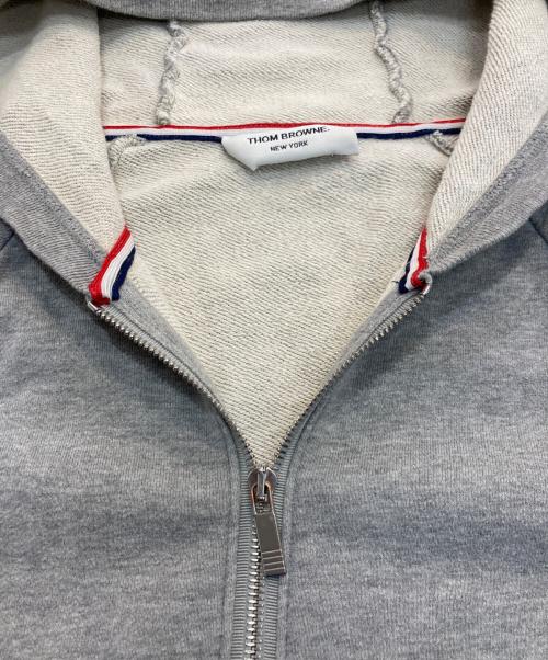 Thom Browne（トムブラウン）Thom Browne (トムブラウン) ジップパーカー　MJT022H00535068 グレー サイズ:Sの古着・服飾アイテム