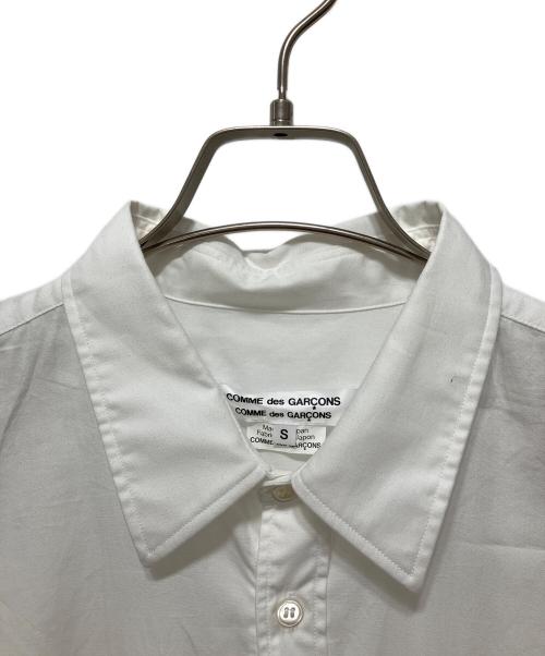 COMME des GARCONS COMME des GARCONS（コムデギャルソン コムデギャルソン）COMME des GARCONS COMME des GARCONS (コムデギャルソン コムデギャルソン) 裾変形 タックシャツ ホワイト サイズ:Sの古着・服飾アイテム