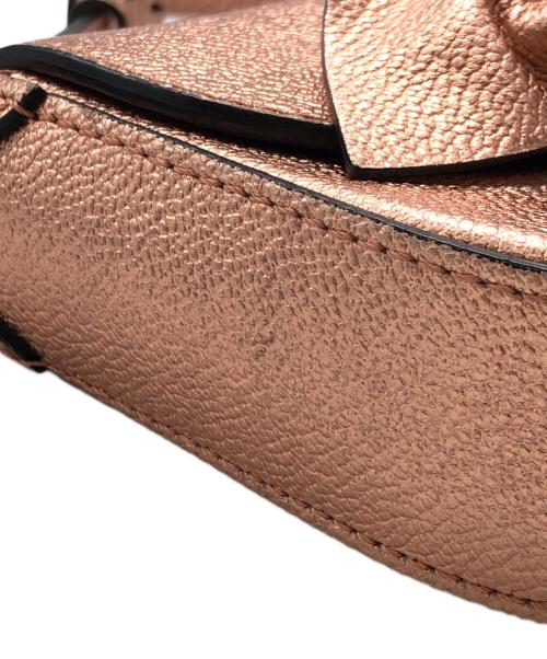 BURBERRY（バーバリー）BURBERRY (バーバリー) メタリックレザーミニショルダーバッグ ピンク サイズ:下記参照の古着・服飾アイテム