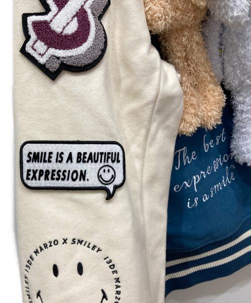 13DE MARZO（トレセ デ マルソ）13DE MARZO (トレセ デ マルソ) SMILEY (スマイリー) コラボスタジャン アイボリー×ブルー サイズ:Ⅼの古着・服飾アイテム