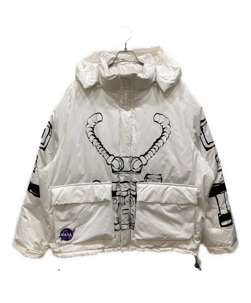 13DE MARZO（トレセ デ マルソ）13DE MARZO (トレセ デ マルソ) NASA Astronaut Teddy Bear Painted Down Jacket ホワイト サイズ:SIZE Lの古着・服飾アイテム