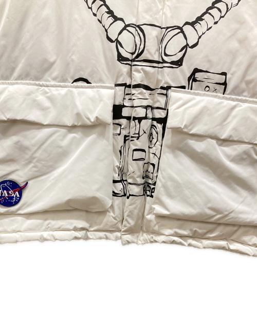 13DE MARZO（トレセ デ マルソ）13DE MARZO (トレセ デ マルソ) NASA Astronaut Teddy Bear Painted Down Jacket ホワイト サイズ:SIZE Lの古着・服飾アイテム