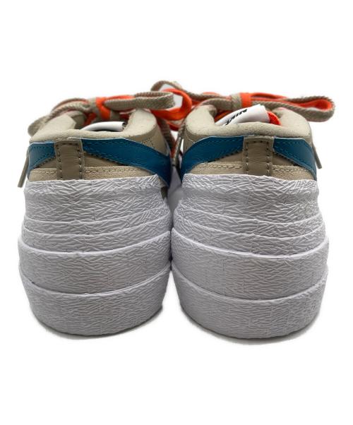 NIKE（ナイキ）NIKE (ナイキ) sacai (サカイ) BLAZER LOW KAWS ベージュ サイズ:SIZE 27.5cm 未使用品の古着・服飾アイテム