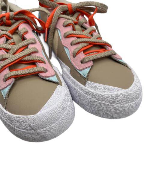 NIKE（ナイキ）NIKE (ナイキ) sacai (サカイ) BLAZER LOW KAWS ベージュ サイズ:SIZE 27.5cm 未使用品の古着・服飾アイテム