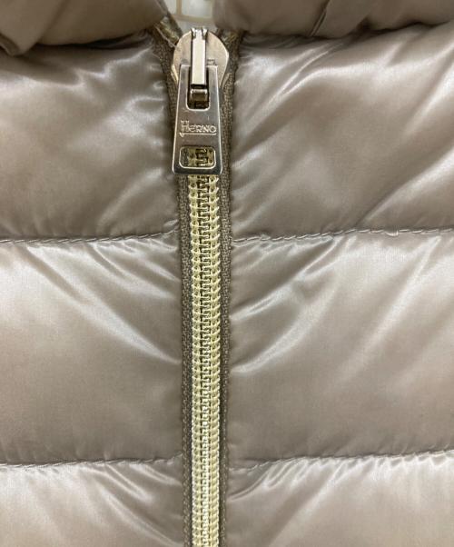 HERNO（ヘルノ）HERNO (ヘルノ) スタンドカラーダウンベスト ベージュ サイズ:SIZE 42の古着・服飾アイテム