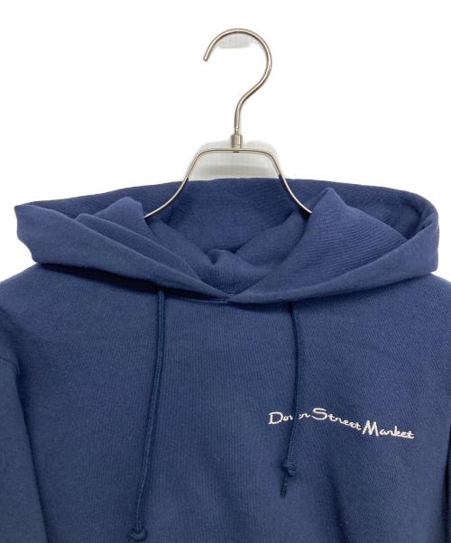DOVER STREET MARKET（ドーバー ストリート マーケット）DOVER STREET MARKET (ドーバー ストリート マーケット) Champion (チャンピオン) プルオーバーパーカー ネイビー サイズ:MEDIUMの古着・服飾アイテム