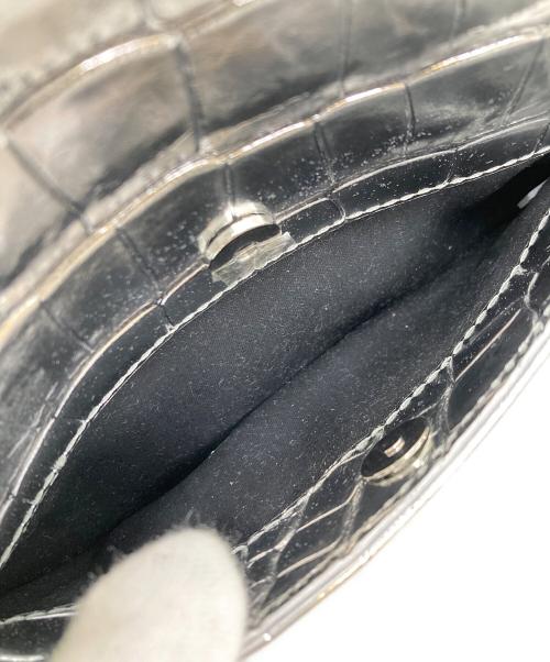 KENZO（ケンゾー）KENZO (ケンゾー) アイモチーフ型押しショルダーバッグ シルバーの古着・服飾アイテム