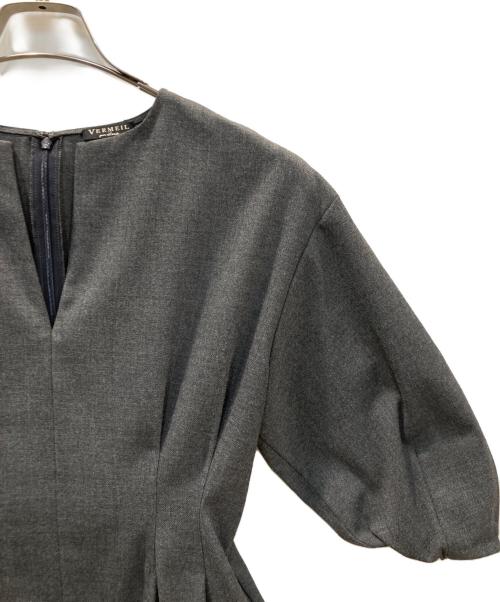 VERMEIL par iena（ヴェルメイユ パー イエナ）VERMEIL par iena (ヴェルメイユ パー イエナ) P/Ryツイルウエストシェイプ パフスリーブワンピース グレー サイズ:36の古着・服飾アイテム