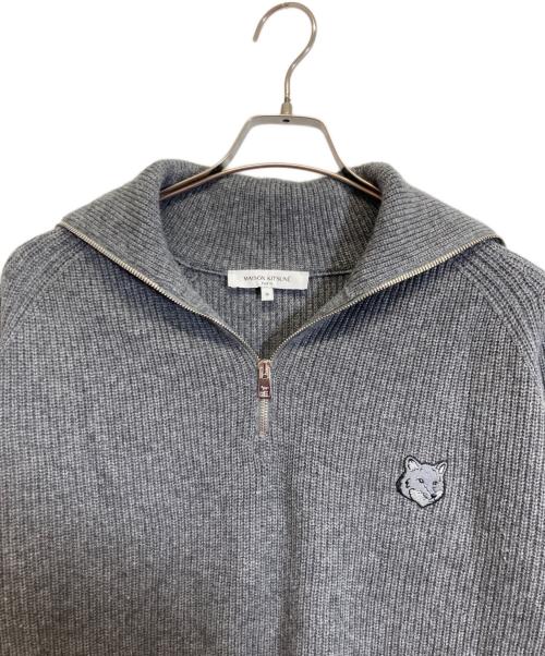 maison kitsune（メゾンキツネ）MAISON KITSUNE (メゾンキツネ) ボールドフォックスヘッド ハーフジップニット グレー サイズ:Mの古着・服飾アイテム
