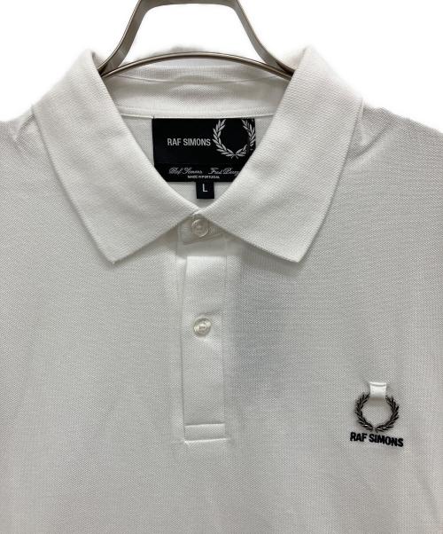 RAF SIMONS（ラフシモンズ）RAF SIMONS (ラフシモンズ) FRED PERRY (フレッドペリー) ローレルロゴポロシャツ ホワイト サイズ:Ｌの古着・服飾アイテム