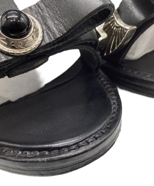 TOGA PULLA（トーガ プルラ）TOGA PULLA (トーガ プルラ) メタルパーツグラディエーターサンダル ブラック サイズ:37の古着・服飾アイテム